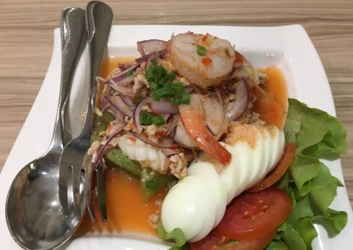 曼谷有一家叫做秘密花园Secret Garden Thai Restaurant & Bakery的餐厅,看到名字就引发无数遐想,就像找到了通往神秘美食桃花源的入口。 餐厅位置并不偏僻,就在沙吞南路上,跟周边的众多酒店都是步行的距离。从沙吞路上的大门拐进去,首先看到的是几栋坐落在庭院里的欧式风格的斜屋顶小洋房,各色花草点缀其间,在迷离的夜晚,乱花渐欲煞是好看。